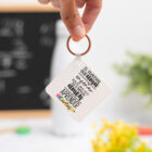 Llavero cuadrado personalizado con mensaje ‘El profesor que ama enseñar hace que sus alumnos amen aprender', nombre del profesor, curso y nombres de los niños en el reverso