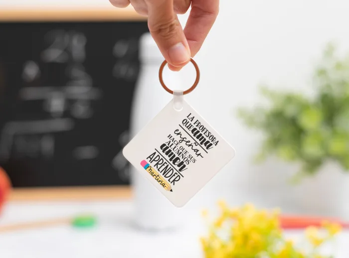 Llavero cuadrado personalizado con mensaje ‘La profesora que ama enseñar hace que sus alumnos amen aprender', nombre de la profesora, curso y nombres de los niños en el reverso