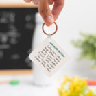 Llavero cuadrado personalizado para profesores con curso y nombres de los niños en el reverso