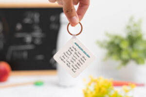 Llavero cuadrado personalizado para profesores con curso y nombres de los niños en el reverso