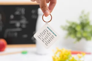 Llavero cuadrado personalizado para profesores con curso y nombres de los niños en el reverso