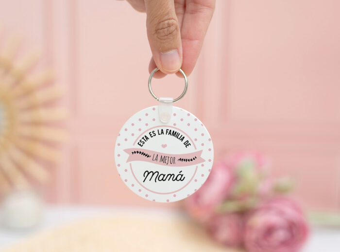 Llavero de plástico redondo personalizado con la frase "Esta es la familia de la mejor mamá" y foto por la otra cara