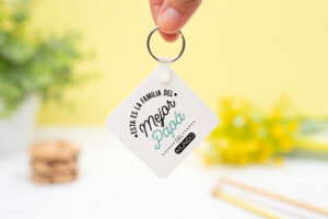 Llavero personalizado cuadrado de plástico con la frase "Familia del mejor papá" en un lado y una foto en el otro.