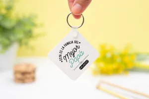 Llavero personalizado cuadrado de plástico con la frase "Familia del mejor papá" en un lado y una foto en el otro.