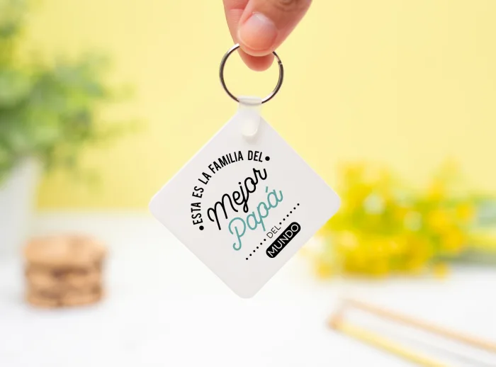 Llavero personalizado cuadrado de plástico con la frase "Familia del mejor papá" en un lado y una foto en el otro.
