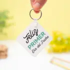 Llavero personalizado cuadrado de plástico con la frase "Feliz primer Día del Padre" en un lado y una foto en el otro.
