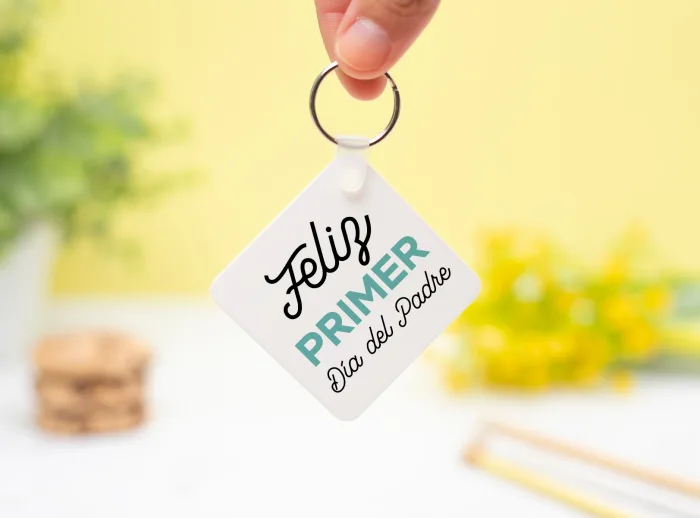 Llavero personalizado cuadrado de plástico con la frase "Feliz primer Día del Padre" en un lado y una foto en el otro.