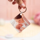 Llavero cuadrado de plástico con la frase "Mi madre es hermosa, hermosa, valiente, buena, brillante, honesta" y una foto en el reverso