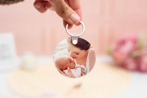 Llavero redondo de plástico con la frase 'Mejor madre del mundo' y una foto en el reverso