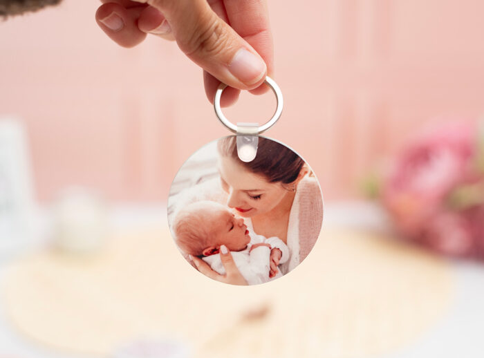 Llavero redondo de plástico con la frase 'Mejor madre del mundo' y una foto en el reverso