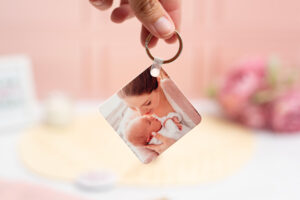 Llavero cuadrado de plástico con la frase "Mi madre es hermosa, hermosa, valiente, buena, brillante, honesta" y una foto en el reverso