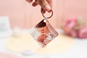 Llavero cuadrado de plástico con la frase "Mi madre es hermosa, hermosa, valiente, buena, brillante, honesta" y una foto en el reverso