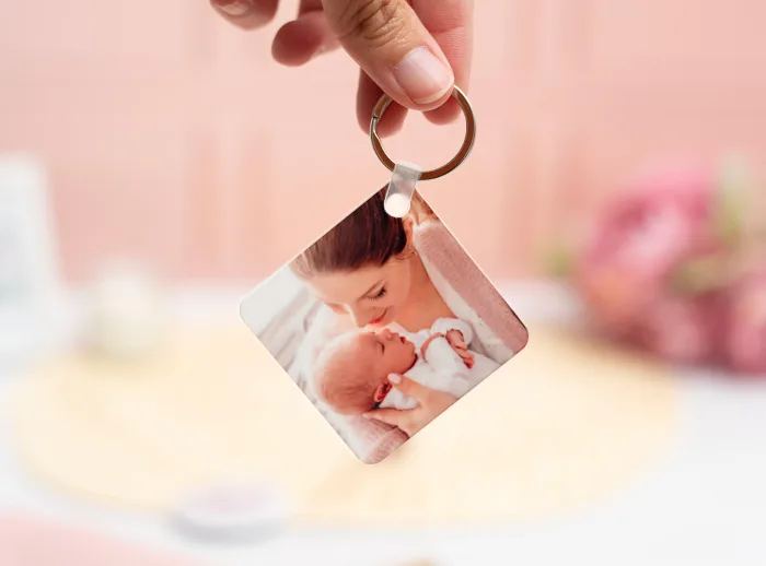 Llavero cuadrado de plástico con la frase "Mi madre es hermosa, hermosa, valiente, buena, brillante, honesta" y una foto en el reverso