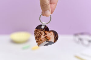 Llavero de metacrilato de corazón de 6x5,5 cm.