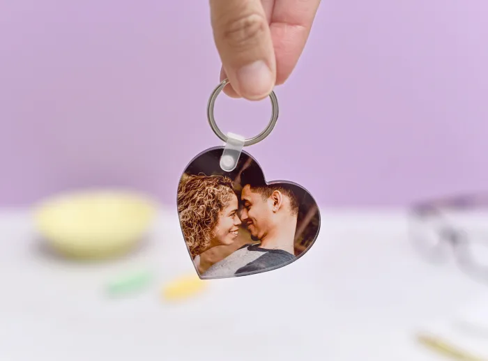 Llavero de metacrilato de corazón de 6x5,5 cm.