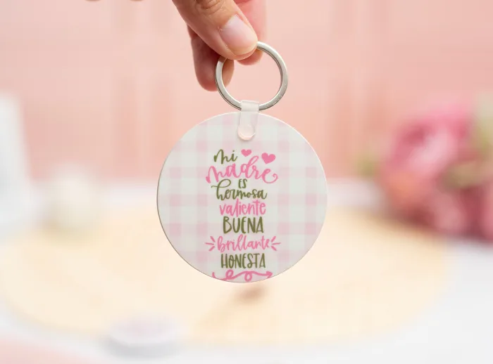 Llavero redondo de plástico con la frase "Mi madre es hermosa, hermosa, valiente, buena, brillante, honesta" y una foto en el reverso