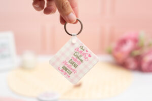 Llavero cuadrado de plástico con la frase "Mi madre es hermosa, hermosa, valiente, buena, brillante, honesta" y una foto en el reverso