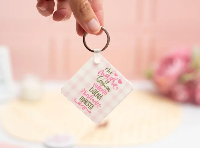 Llavero cuadrado de plástico con la frase "Mi madre es hermosa, hermosa, valiente, buena, brillante, honesta" y una foto en el reverso