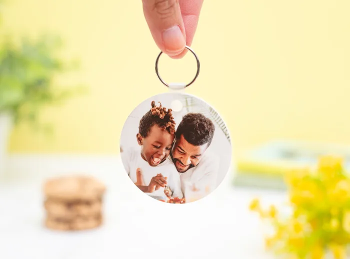 Llavero personalizado redondo de plástico con la inscripción "Papá, como tú, no hay ninguno" en un lado y una foto en el otro.