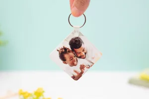 Llavero personalizado cuadrado de plástico con la frase "Papá, eres lo más" en un lado y una foto en el otro.