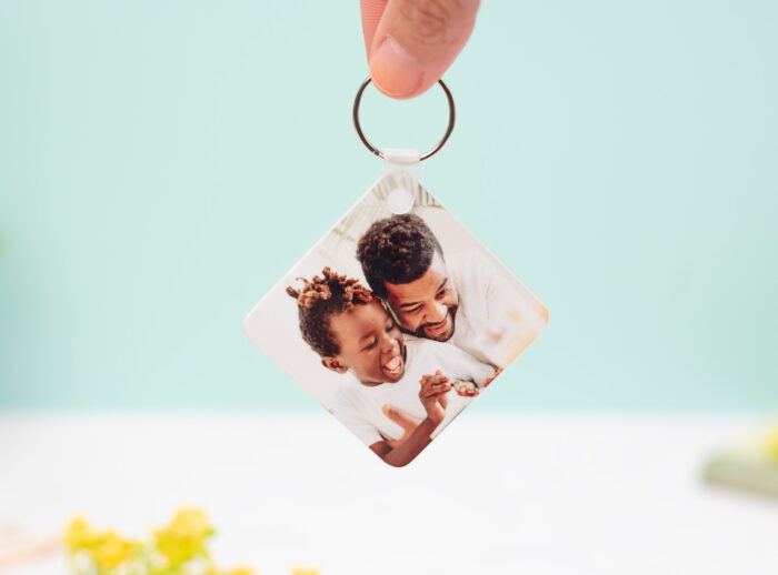Llavero personalizado cuadrado de plástico con la frase "Papá, eres lo más" en un lado y una foto en el otro.