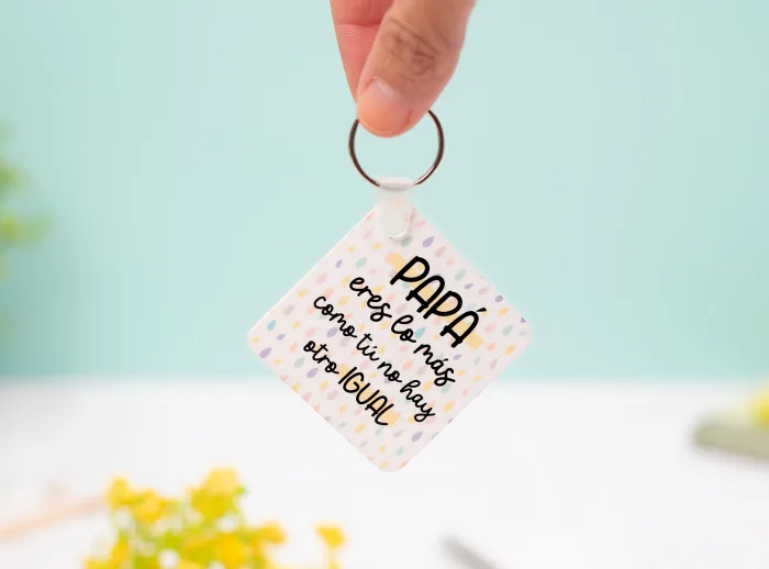Llavero personalizado cuadrado de plástico con la frase "Papá, eres lo más" en un lado y una foto en el otro.