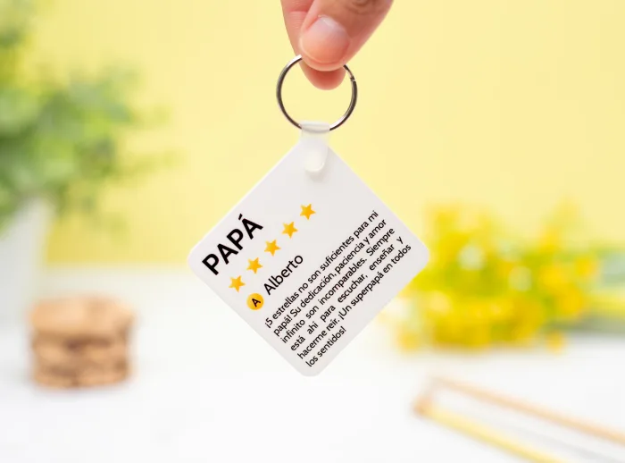 Llavero personalizado cuadrado de plástico con el diseño de una "Reseña de Papá" en un lado y una foto en el otro.