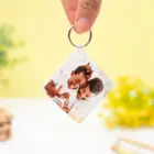 Llavero personalizado cuadrado de plástico con la frase "Familia del mejor papá" en un lado y una foto en el otro.