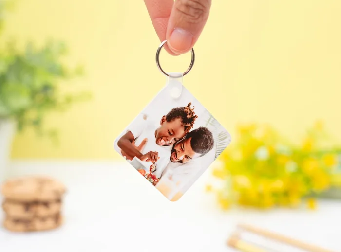 Llavero personalizado cuadrado de plástico con la frase "Familia del mejor papá" en un lado y una foto en el otro.