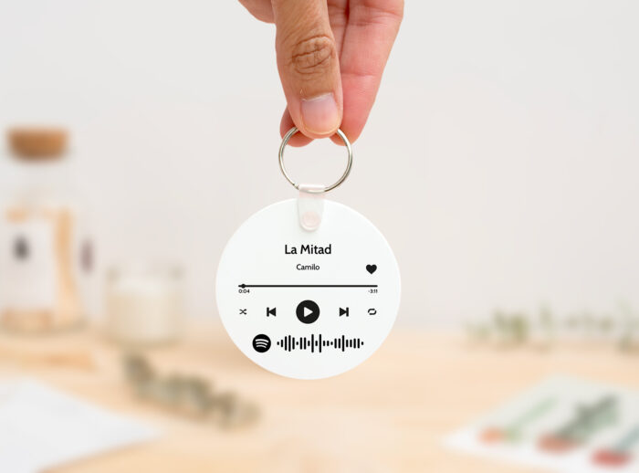 Llavero redondo personalizado con código Spotify, título de la canción y nombre del artista en un lado, y una imagen personalizada en el otro.
