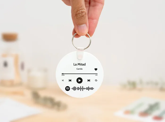 Llavero redondo personalizado con código Spotify, título de la canción y nombre del artista en un lado, y una imagen personalizada en el otro.