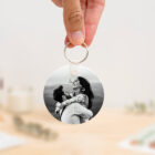 Llavero redondo personalizado con código Spotify, título de la canción y nombre del artista en un lado, y una imagen personalizada en el otro.