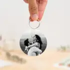 Llavero redondo personalizado con código Spotify, título de la canción y nombre del artista en un lado, y una imagen personalizada en el otro.