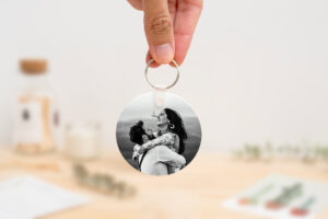 llavero_spotify_mod_1_a Llavero redondo personalizado con código Spotify, título de la canción y nombre del artista en un lado, y una imagen personalizada en el otro.