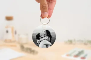 Llavero redondo personalizado con código Spotify, título de la canción y nombre del artista en un lado, y una imagen personalizada en el otro.