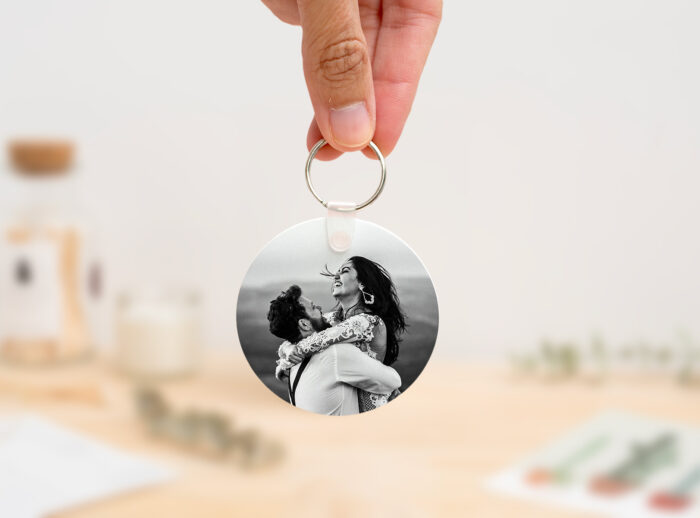 Llavero redondo personalizado con código Spotify, título de la canción y nombre del artista en un lado, y una imagen personalizada en el otro.