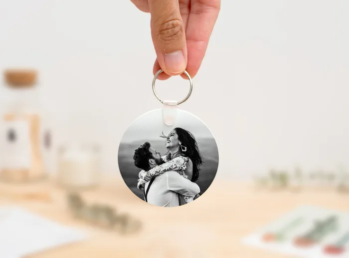 Llavero redondo personalizado con código Spotify, título de la canción y nombre del artista en un lado, y una imagen personalizada en el otro.