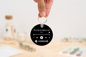 Llavero redondo personalizado con código Spotify, título de la canción y nombre del artista en un lado, y una imagen personalizada en el otro.
