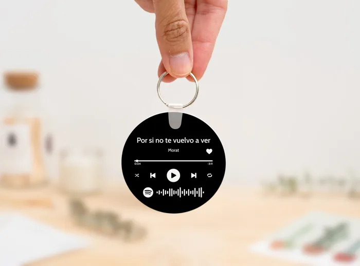 Llavero redondo personalizado con código Spotify, título de la canción y nombre del artista en un lado, y una imagen personalizada en el otro.