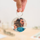 Llavero redondo personalizado con código Spotify, título de la canción y nombre del artista en un lado, y una imagen personalizada en el otro.