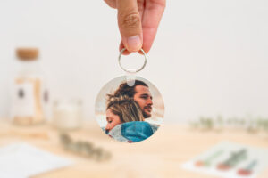 llavero_spotify_mod_2_a Llavero redondo personalizado con código Spotify, título de la canción y nombre del artista en un lado, y una imagen personalizada en el otro.