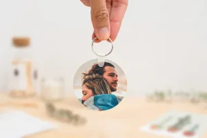 Llavero redondo personalizado con código Spotify, título de la canción y nombre del artista en un lado, y una imagen personalizada en el otro.