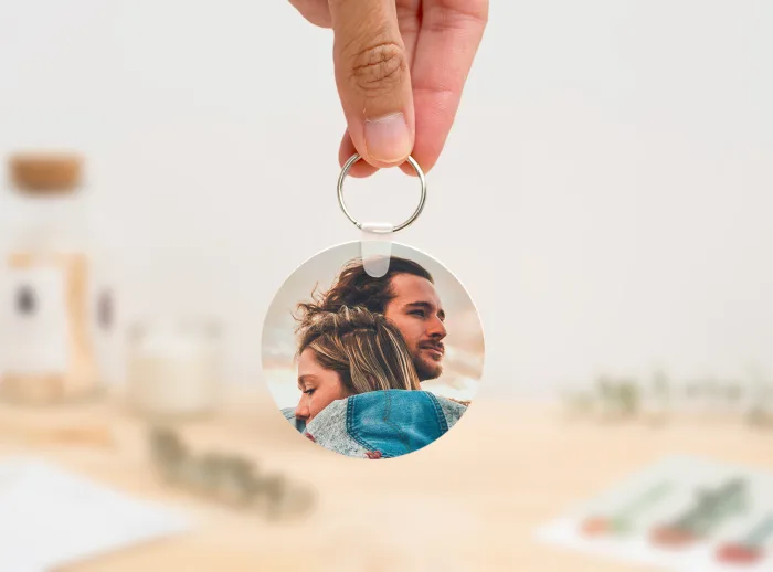 Llavero redondo personalizado con código Spotify, título de la canción y nombre del artista en un lado, y una imagen personalizada en el otro.