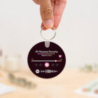 Llavero redondo personalizado con código Spotify, título de la canción y nombre del artista en un lado, y una imagen personalizada en el otro.
