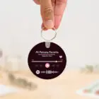 Llavero redondo personalizado con código Spotify, título de la canción y nombre del artista en un lado, y una imagen personalizada en el otro.
