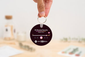 Llavero redondo personalizado con código Spotify, título de la canción y nombre del artista en un lado, y una imagen personalizada en el otro.