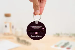 Llavero redondo personalizado con código Spotify, título de la canción y nombre del artista en un lado, y una imagen personalizada en el otro.