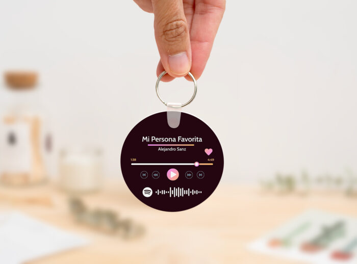 Llavero redondo personalizado con código Spotify, título de la canción y nombre del artista en un lado, y una imagen personalizada en el otro.