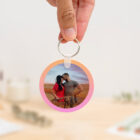 Llavero redondo personalizado con código Spotify, título de la canción y nombre del artista en un lado, y una imagen personalizada en el otro.