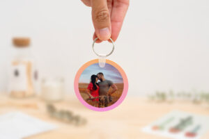 llavero_spotify_mod_3_a Llavero redondo personalizado con código Spotify, título de la canción y nombre del artista en un lado, y una imagen personalizada en el otro.